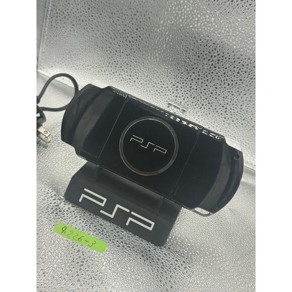 Black psp 3000 w/charger & new battery - Picture 3 of 9